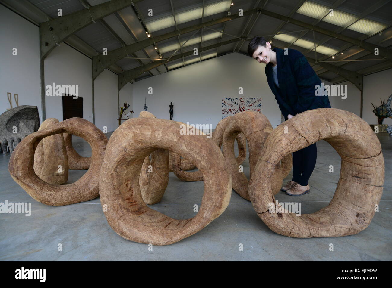 Wakefield, UK. 30. März 2015. YSP Kerry Chase zeigt Blick auf fünfzehn Löcher (1981) des Bildhauers Nicholas Pope welche Features in Yorkshire Sculpture Park die aktuelle Ausstellung "Making It: Skulptur in Großbritannien 1977-1986. Die Ausstellung basiert auf der Längsseite Gallery der Yorkshire Sculpture Park öffnet am 1. April 2015 bis 21. Juni 2015. Bild: Scott Bairstow/Alamy Stockfoto