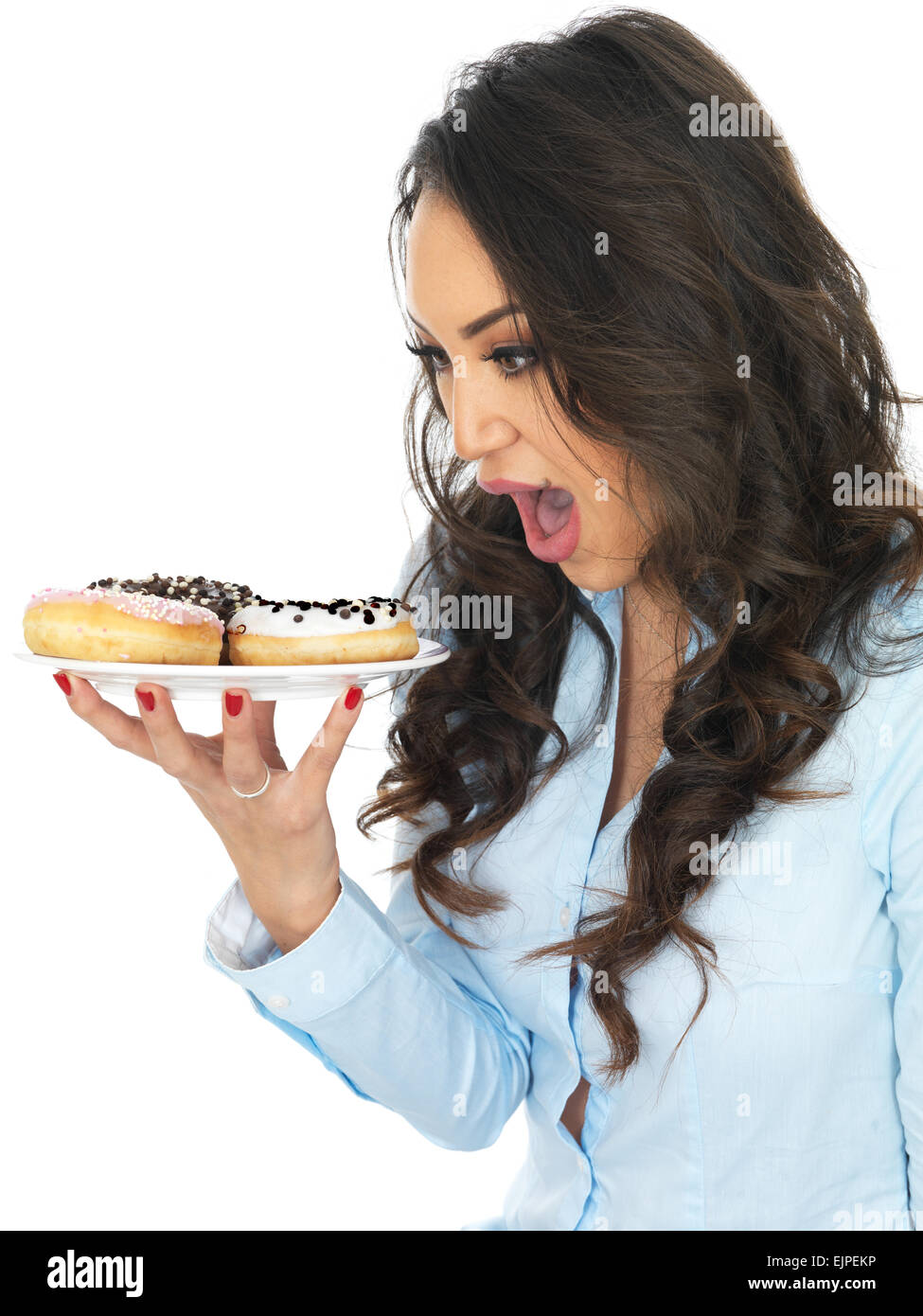 Positive Aufgeregt , Junge Frau versucht durch ungesunde Mast süßen Ring Donuts oder Donuts, isoliert auf weißem, Necken und verspielt Stockfoto