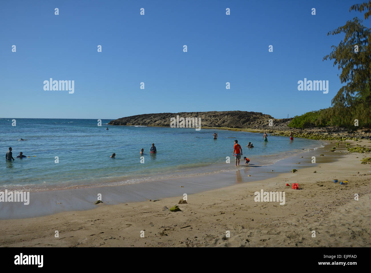Strandurlauber genießen die ruhigen Gewässern am Jobos Strand. Isabela, Puerto Rico. US-Territorium. Karibik-Insel. Stockfoto