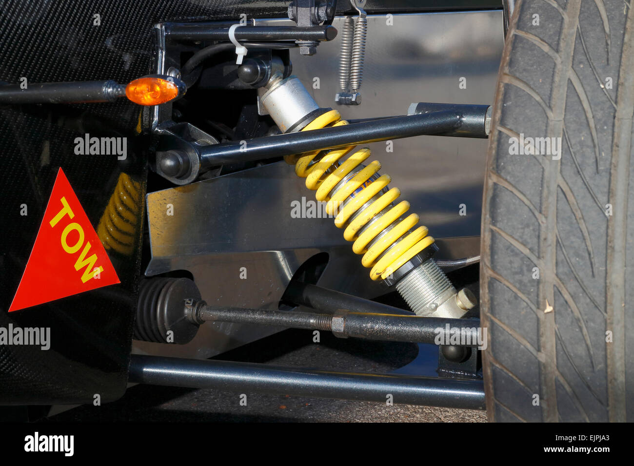 Spule über Stoßdämpfer auf der Vorderseite eine offene Wheeler-Rennwagens. Stockfoto