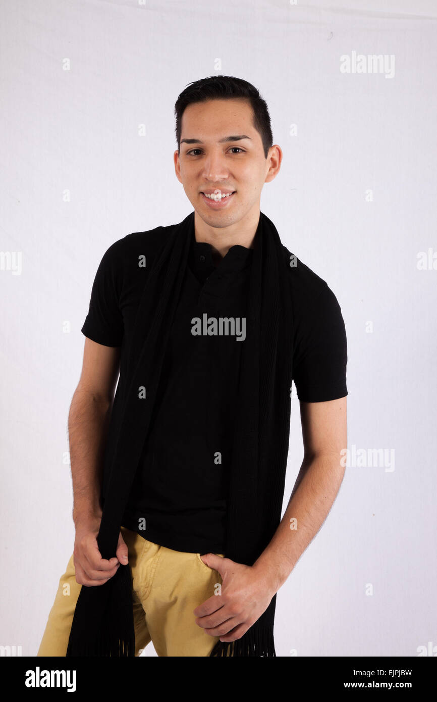 Junger Mann im schwarzen Hemd suchen glücklich Stockfoto