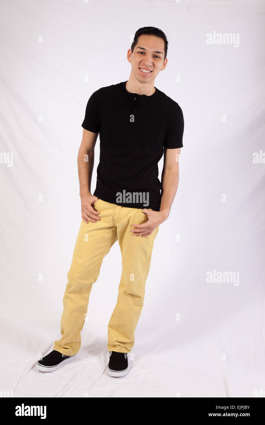 Junger Mann im schwarzen Hemd suchen glücklich Stockfoto
