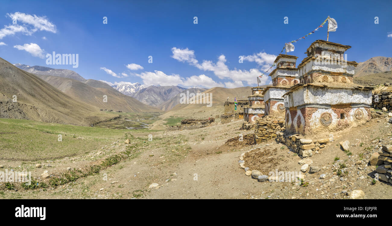 Malerische Panorama der buddhistischen Schreine in Dolpo Region in Nepal Stockfoto