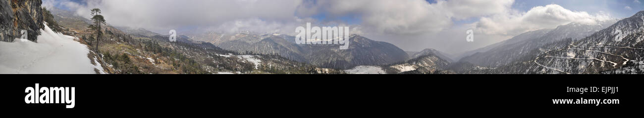 Malerische Aussicht bewölkt Berge in der Region von Arunachal Pradesh, Indien Stockfoto