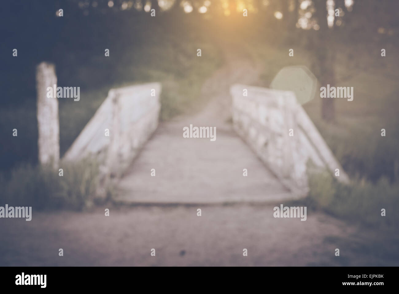 Verschwommene Naturlehrpfad mit weiße Brücke Hintergrund mit Instagram-Stil-Filter Stockfoto