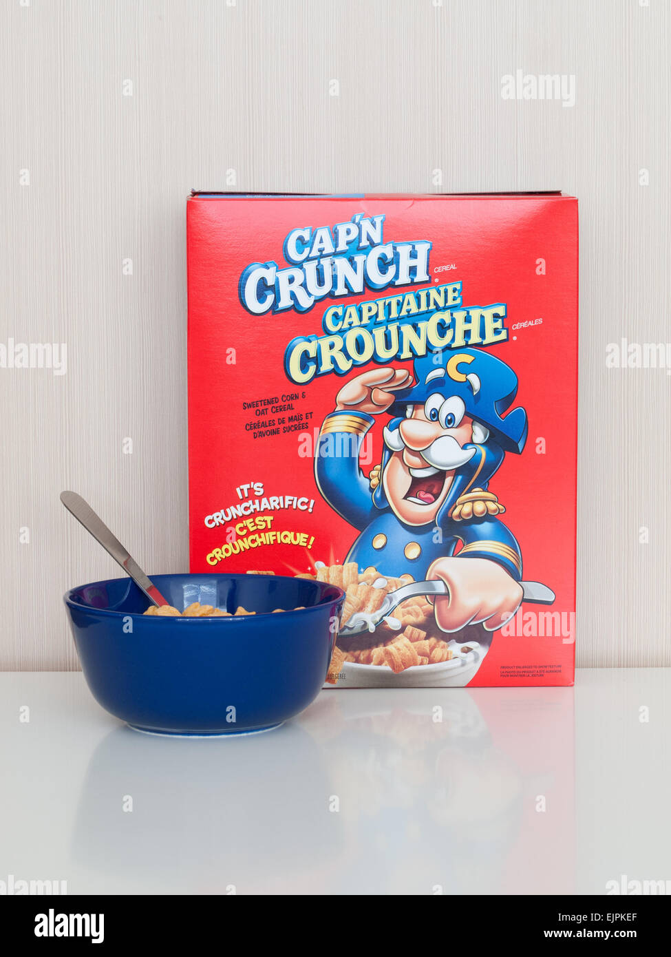 Eine Box und Schüssel Cap'n Crunch Müsli (Cap'n Crunch Müsli). Kanadische Verpackung gezeigt. Stockfoto