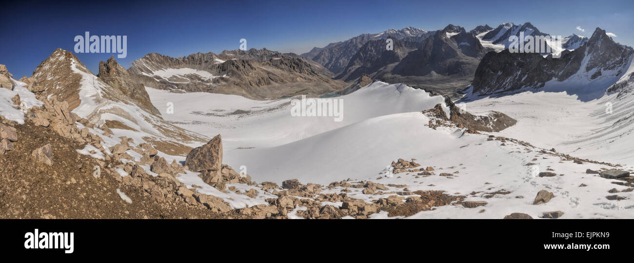 Malerische Panorama der höchste Berggipfel in Ala Archa Nationalpark im Tian Shan-Gebirge in Kirgisistan Stockfoto