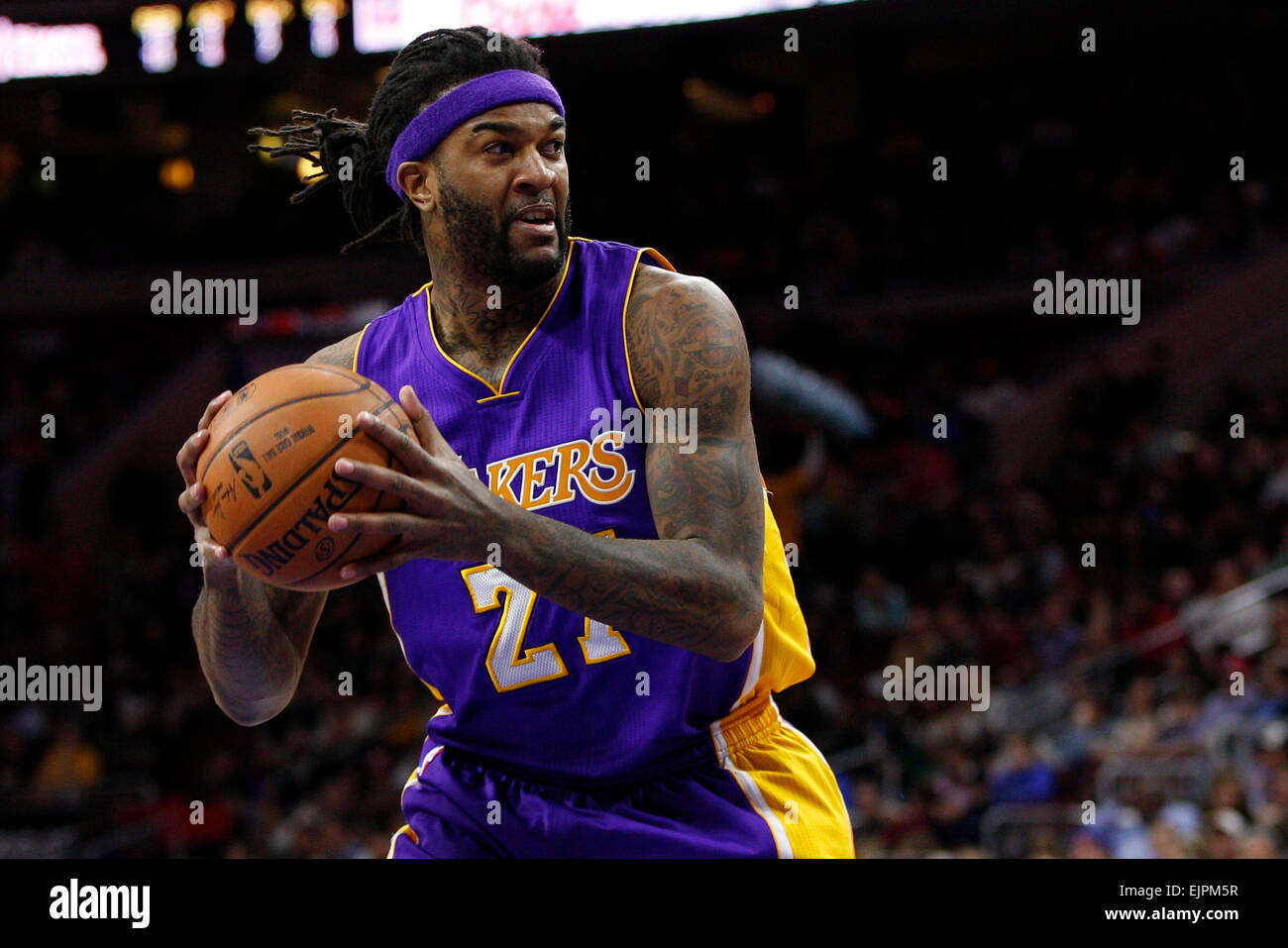 Überstunden. 30. März 2015. Los Angeles Lakers-center Jordan Hill (27) in Aktion während der NBA-Spiel zwischen den Los Angeles Lakers und die Philadelphia 76ers im Wells Fargo Center in Philadelphia, Pennsylvania. Die Los Angeles Lakers gewann 113-111 in der Overtime. Bildnachweis: Csm/Alamy Live-Nachrichten Stockfoto