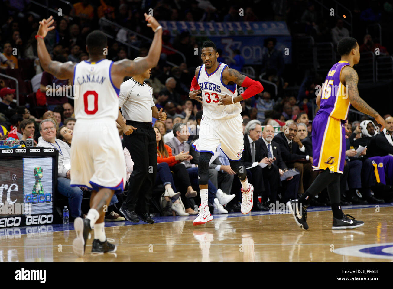 Überstunden. 30. März 2015. Philadelphia 76ers vorwärts Robert Covington (33) feiert seine drei-Zeiger mit Guard Jesaja Canaan (0) während der NBA-Spiel zwischen den Los Angeles Lakers und die Philadelphia 76ers im Wells Fargo Center in Philadelphia, Pennsylvania. Die Los Angeles Lakers gewann 113-111 in der Overtime. Bildnachweis: Csm/Alamy Live-Nachrichten Stockfoto