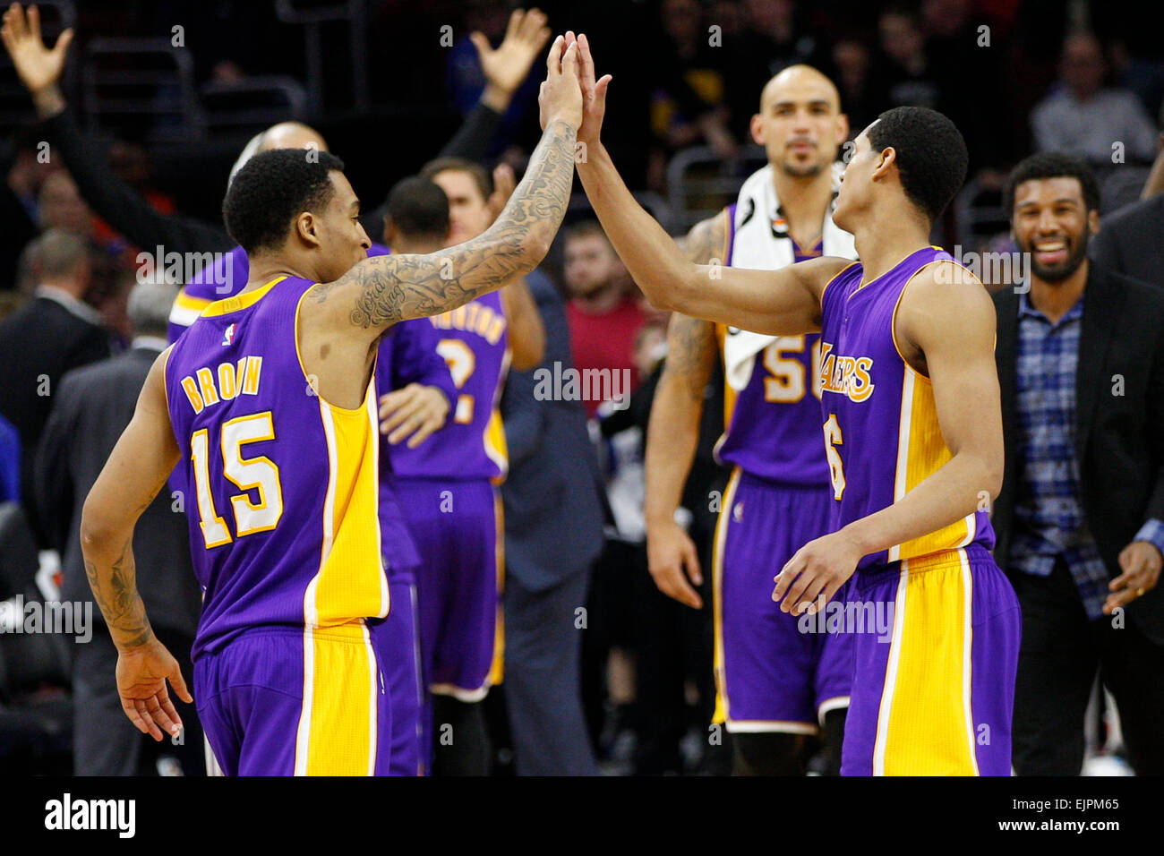 Überstunden. 30. März 2015. Los Angeles Lakers-Guard Jordan Clarkson (6) feiert mit Garde Jabari Brown (15) während der NBA-Spiel zwischen den Los Angeles Lakers und die Philadelphia 76ers im Wells Fargo Center in Philadelphia, Pennsylvania. Die Los Angeles Lakers gewann 113-111 in der Overtime. Bildnachweis: Csm/Alamy Live-Nachrichten Stockfoto