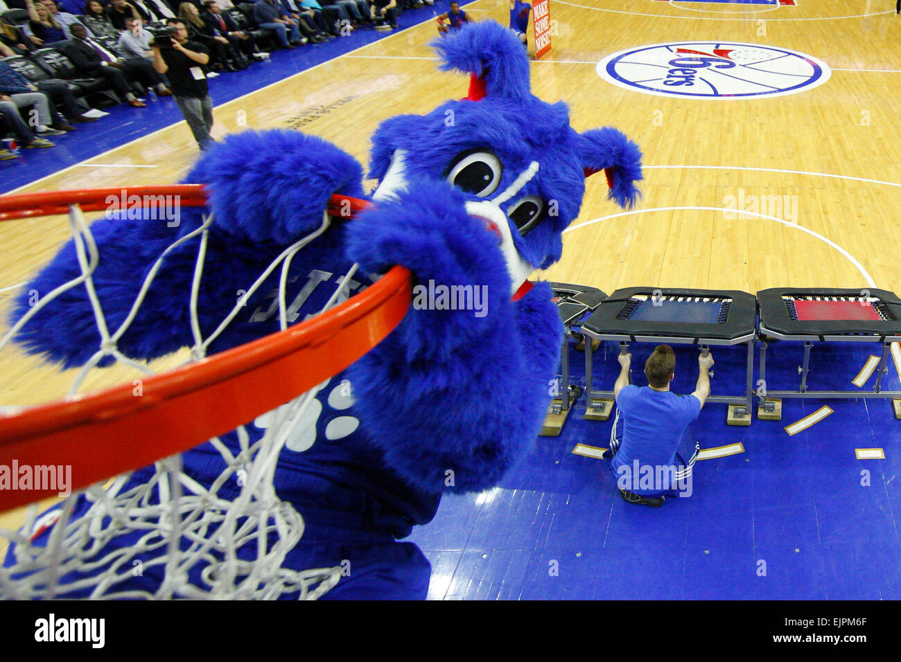 Überstunden. 30. März 2015. Philadelphia 76ers Maskottchen Franklin tunkt den Ball während der NBA-Spiel zwischen den Los Angeles Lakers und die Philadelphia 76ers im Wells Fargo Center in Philadelphia, Pennsylvania. Die Los Angeles Lakers gewann 113-111 in der Overtime. Bildnachweis: Csm/Alamy Live-Nachrichten Stockfoto