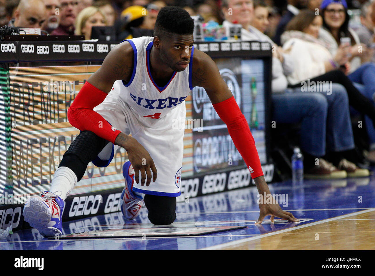 Überstunden. 30. März 2015. Philadelphia 76ers Zentrum Judy Noel (4) schaut zu, wie er wartet das Spiel während der NBA-Spiel zwischen den Los Angeles Lakers und die Philadelphia 76ers im Wells Fargo Center in Philadelphia, Pennsylvania erneut eingeben zu müssen. Die Los Angeles Lakers gewann 113-111 in der Overtime. Bildnachweis: Csm/Alamy Live-Nachrichten Stockfoto