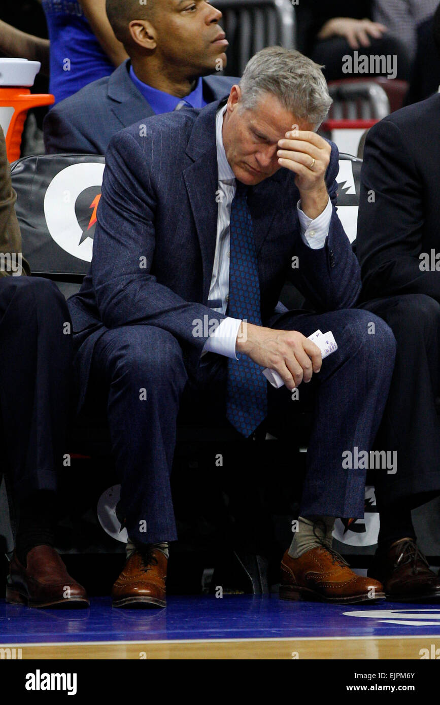 Überstunden. 30. März 2015. Philadelphia 76ers Cheftrainer Brett Brown schaut während auf der Bank während der NBA-Spiel zwischen den Los Angeles Lakers und die Philadelphia 76ers im Wells Fargo Center in Philadelphia, Pennsylvania. Die Los Angeles Lakers gewann 113-111 in der Overtime. Bildnachweis: Csm/Alamy Live-Nachrichten Stockfoto