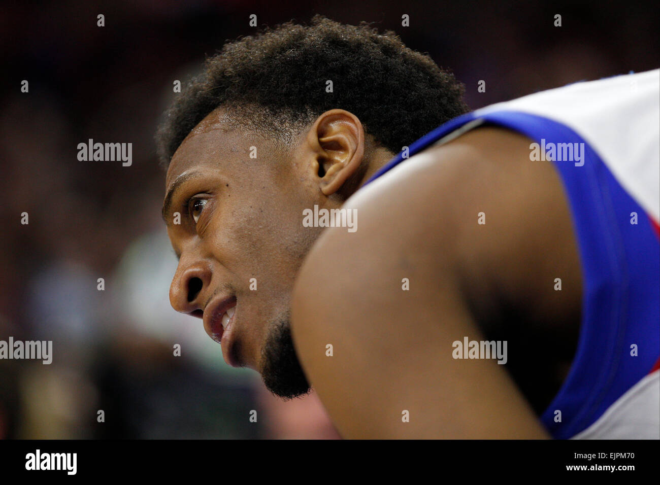 Überstunden. 30. März 2015. Philadelphia 76ers Wache Ish Smith (5) betreut auf während der NBA-Spiel zwischen den Los Angeles Lakers und die Philadelphia 76ers im Wells Fargo Center in Philadelphia, Pennsylvania mit dem Foul genannt bekommen. Die Los Angeles Lakers gewann 113-111 in der Overtime. Bildnachweis: Csm/Alamy Live-Nachrichten Stockfoto