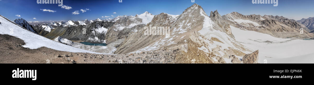 Malerischen Panorama des Sees unter höchsten Berggipfel in Ala Archa Nationalpark im Tian Shan-Gebirge in Kirgisistan Stockfoto