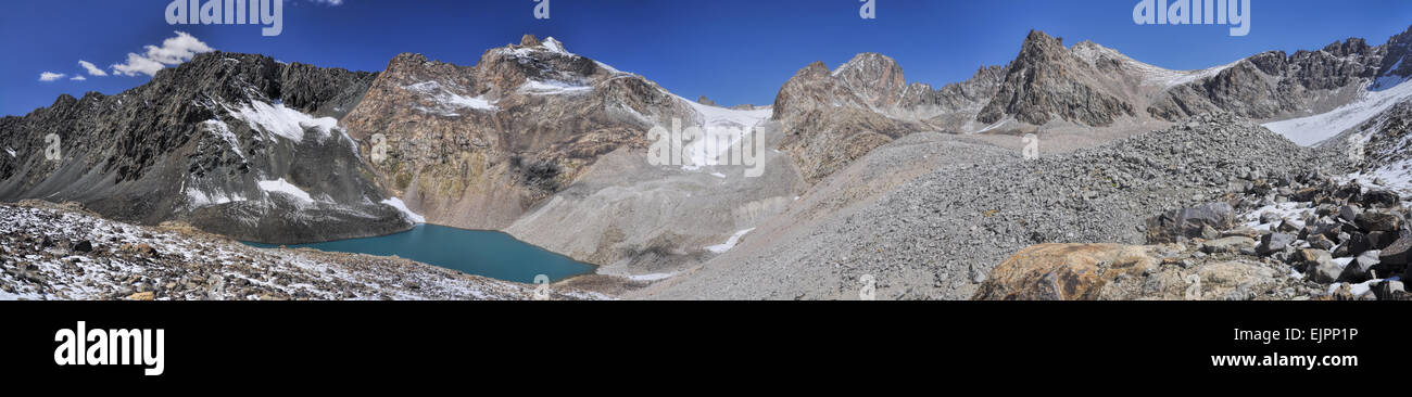 Malerischen Panorama des Sees unter höchsten Berggipfel in Ala Archa Nationalpark im Tian Shan-Gebirge in Kirgisistan Stockfoto