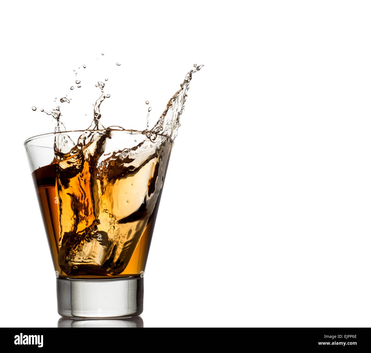 Whisky-Splash mit Eiswürfeln isoliert auf weiss Stockfoto