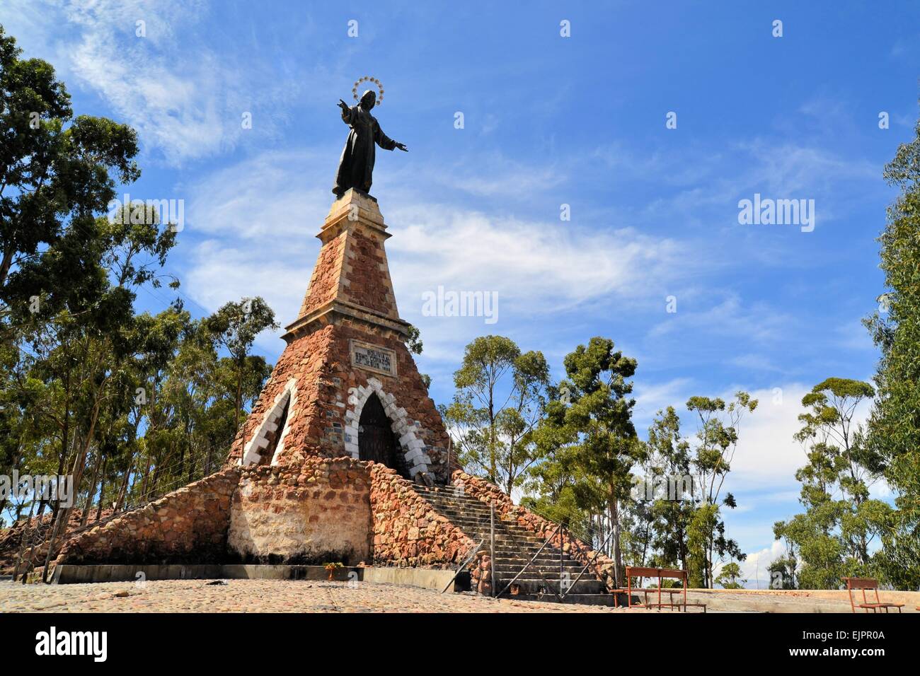 Jesus Christus-Statue auf Turm gegen Himmel, Sucre, Bolivien Stockfoto