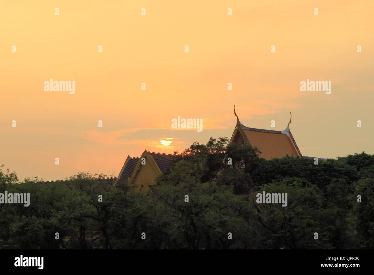 Sonnenuntergang hinter buddhistische Tempel, Bangkok, Thailand Stockfoto