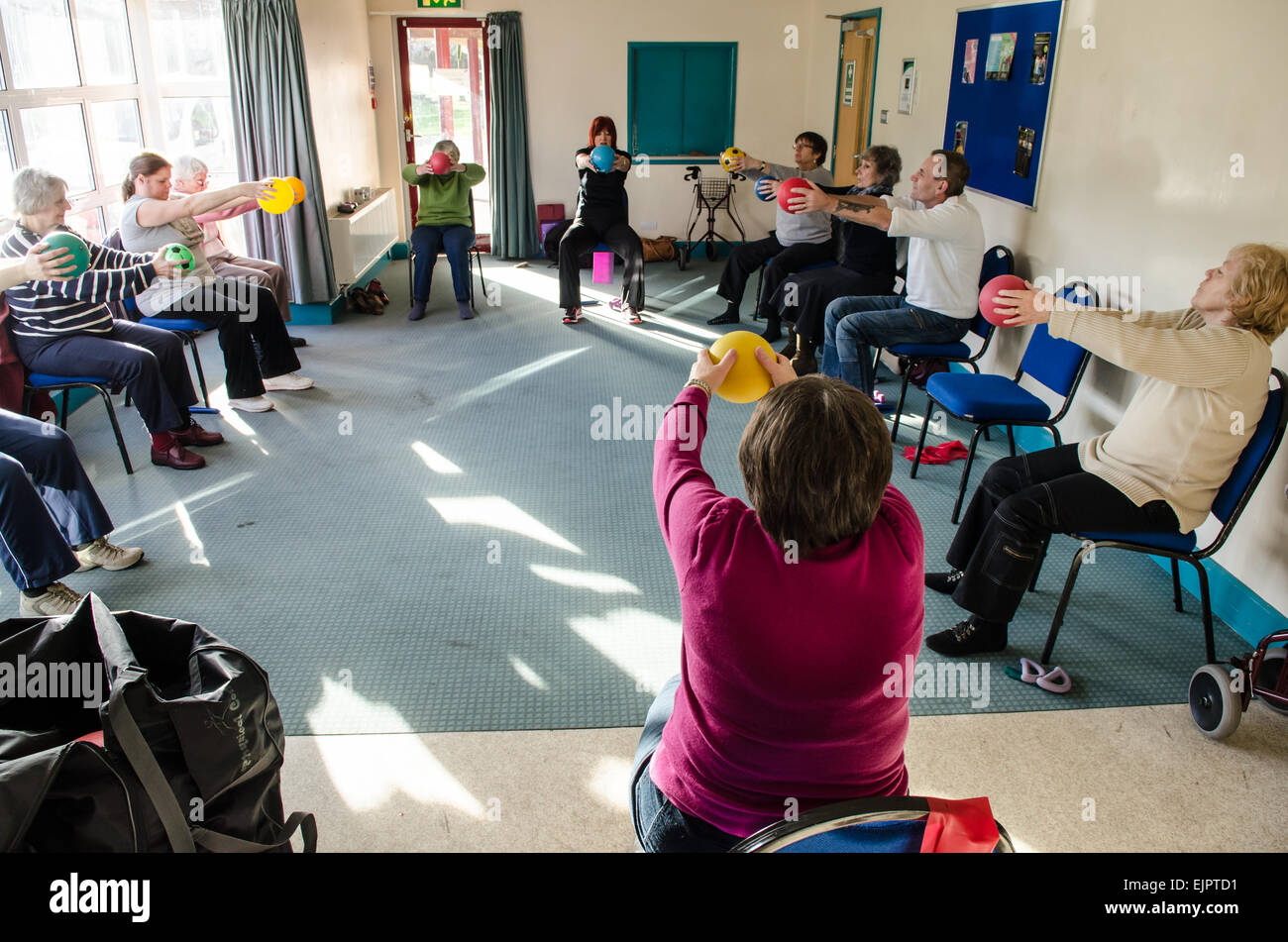 Ergotherapie bei Patienten mit Multipler Sklerose von professionellen Instruktor in Glastonbury, England. Stockfoto