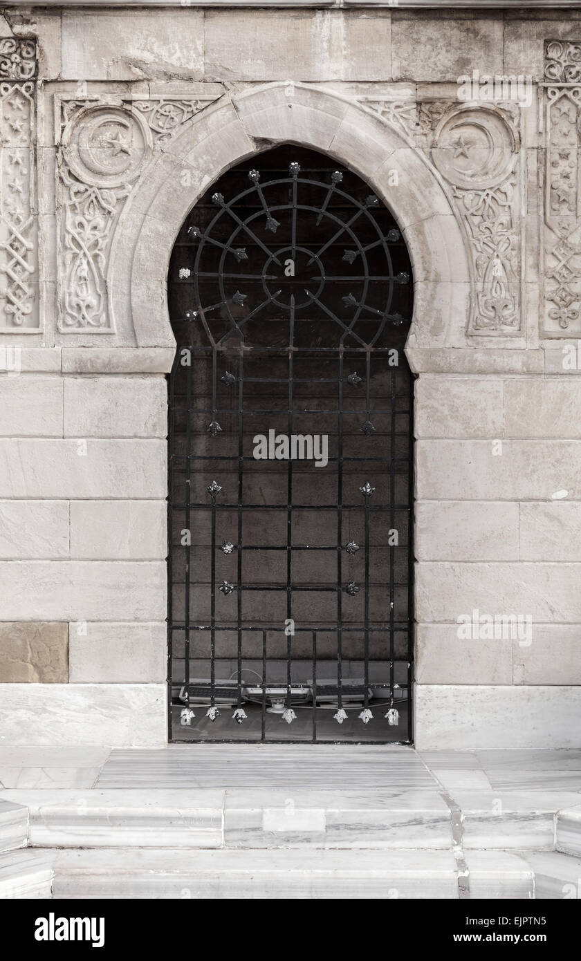 Altes Schloss Tür mit arabischen Mustern Reliefdekor, Konak Uhrturm, Izmir, Türkei Stockfoto Altes Schloss Tür mit arabischen Mustern Reliefdekor, Konak Uhrturm, Izmir, Türkei Stockfoto