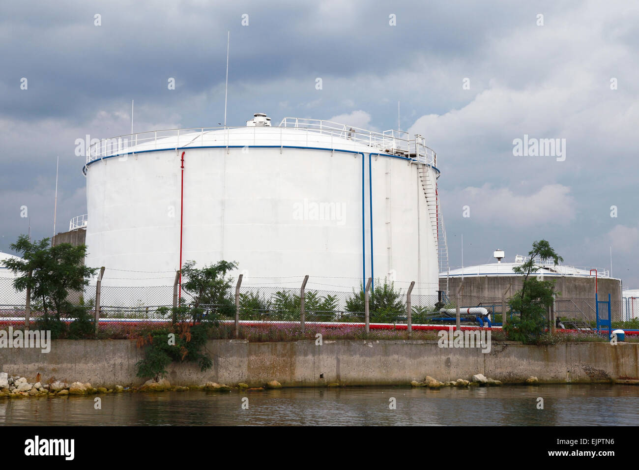 Große weiße Öltank am Meer im Hafen von Varna Stockfoto