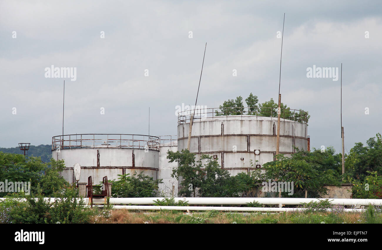 Graues Metall Öltanks an der See Küste in Varna Stockfoto