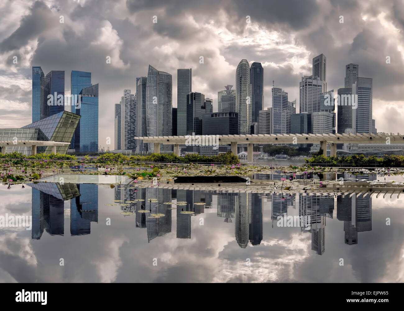 Reflexionen und Wolken an der Marina Bay, Singapur Stockfoto