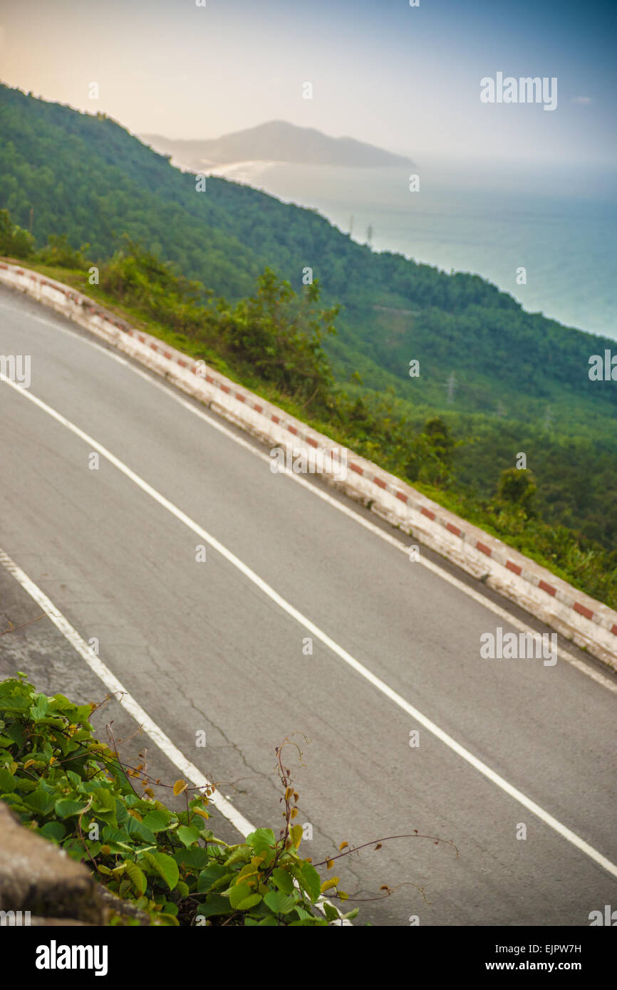 Hai Van Pass - die berühmte Straße, die entlang der Küste m führt Stockfoto