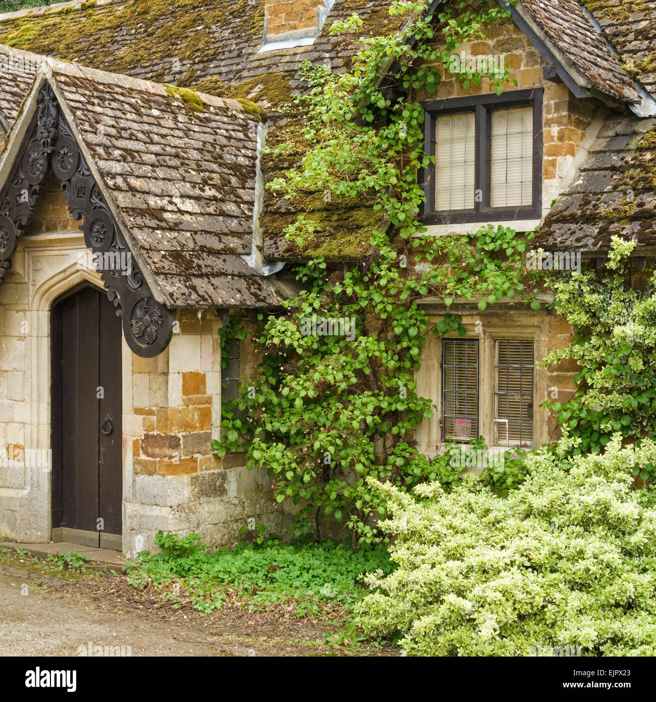 Alten verwilderten Landhaus aus Stein, Stapleford Park, Melton Mowbray, Leicestershire, England, UK. Stockfoto