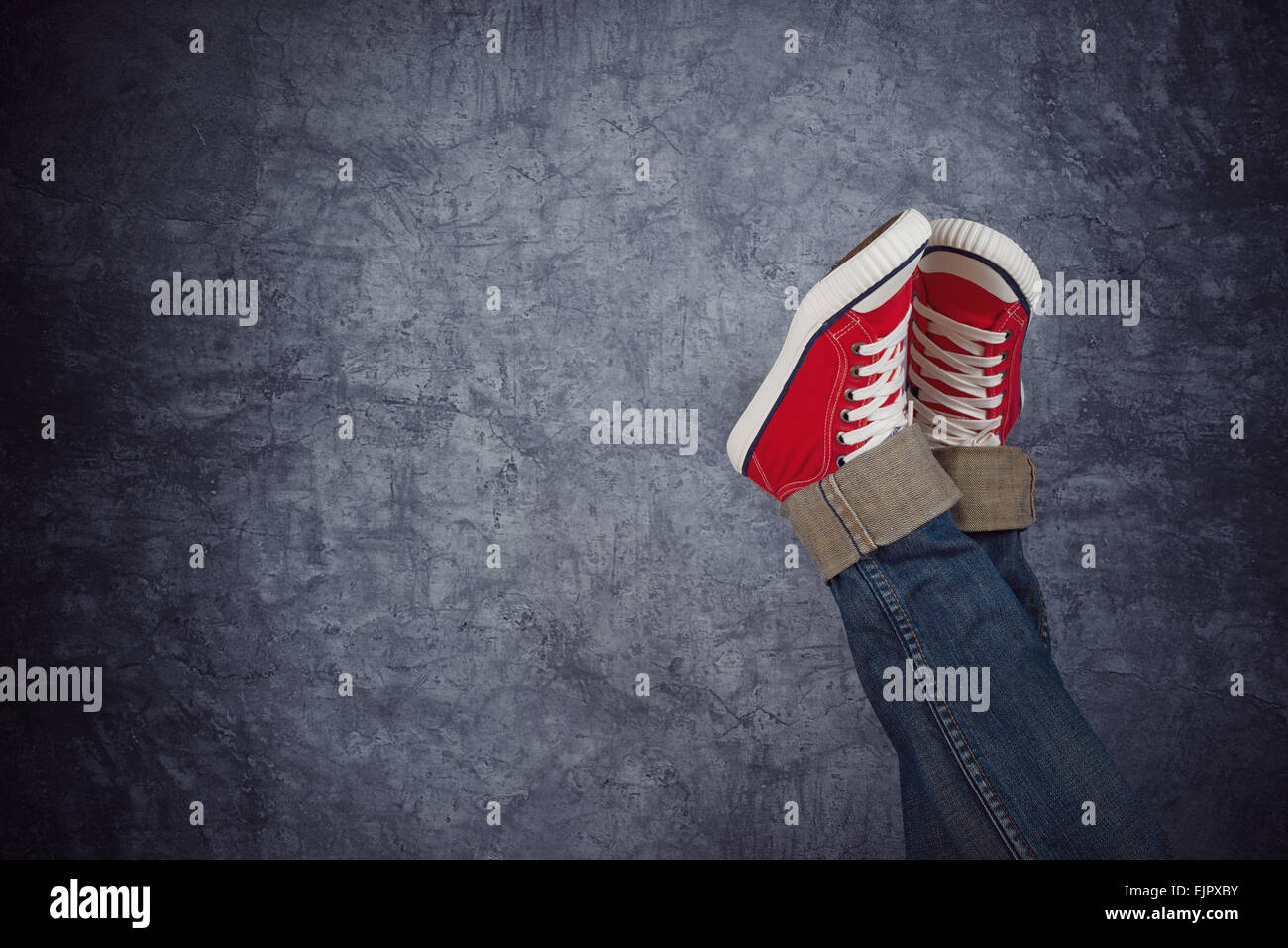 Faul Young Teenager Frau entspannen Konzept, rote Sneakers auf Grunge Hintergrund Stockfoto