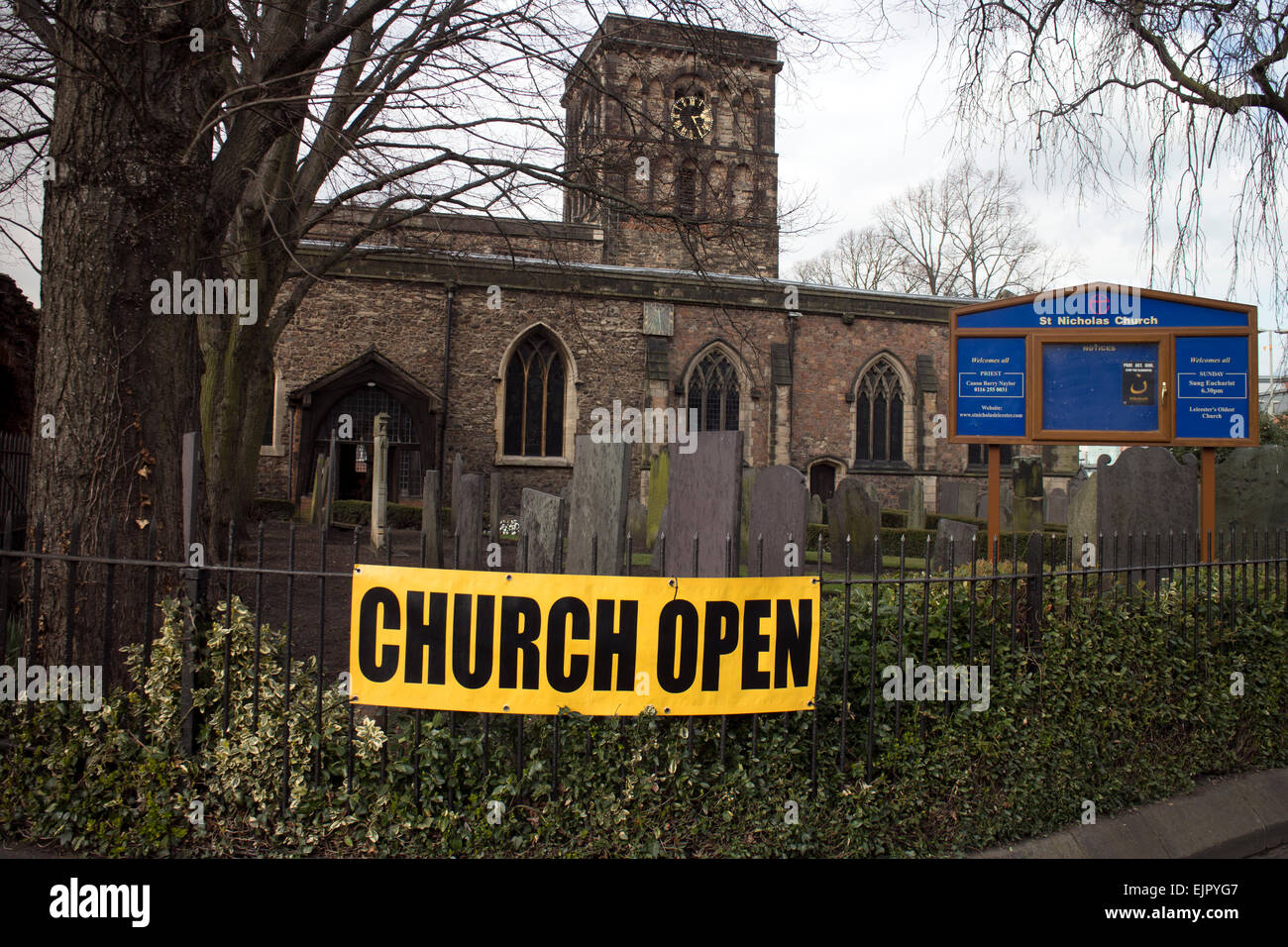St. Nicholas Church mit Kirche öffnen Banner, Leicester, Leicestershire, England, UK Stockfoto