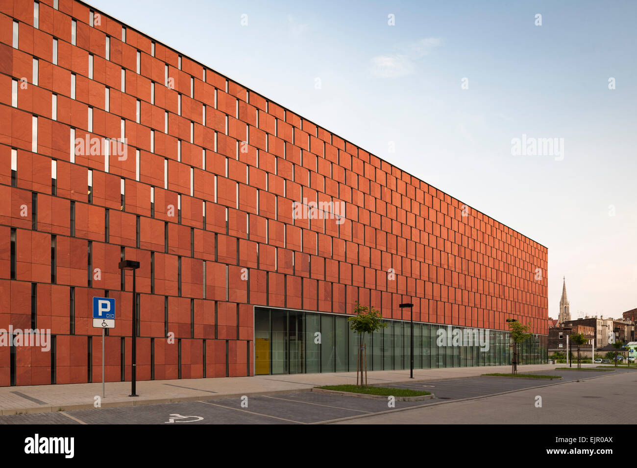 Bibliothek-Perspektive, Schlitz späten Nachmittagssonne Nachdenken über Windows. Wissenschaftliche Informationszentrum & wissenschaftliche Bibliothek, Kattowitz, Stockfoto