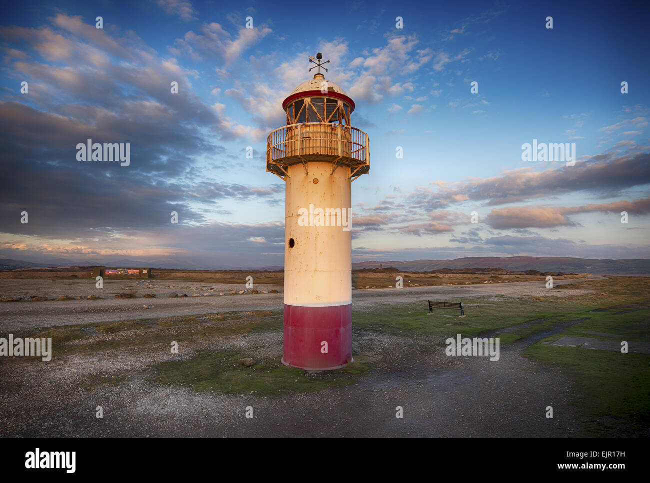 Restauriert aus Gusseisen Leuchtturm Hodbarrow Leuchtturm, Hodbarrow Punkt, Offshore-Mündung, Haverigg, Cumbria, England, November Stockfoto
