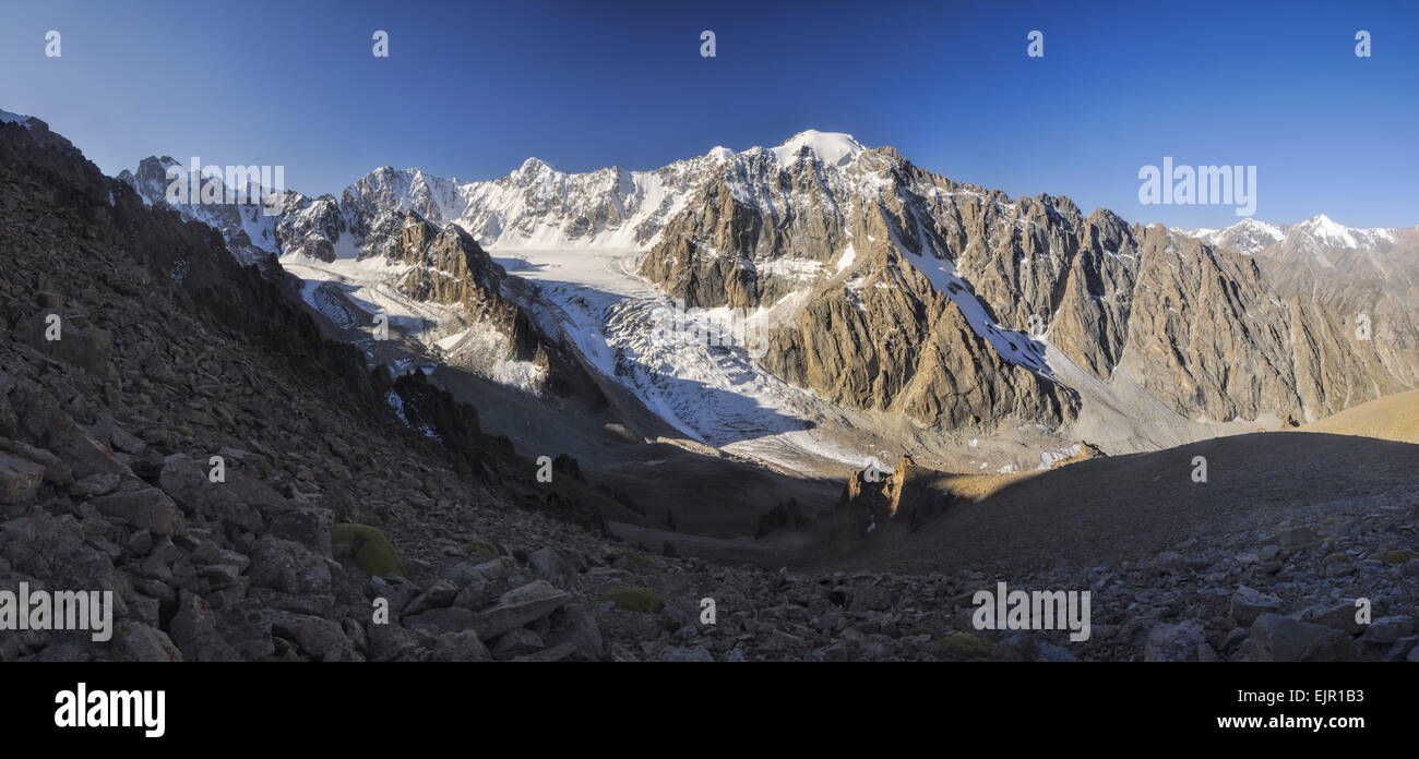 Herrliche Sicht auf Gletscher in Ala Archa Nationalpark im Tian Shan-Gebirge in Kirgisistan Stockfoto