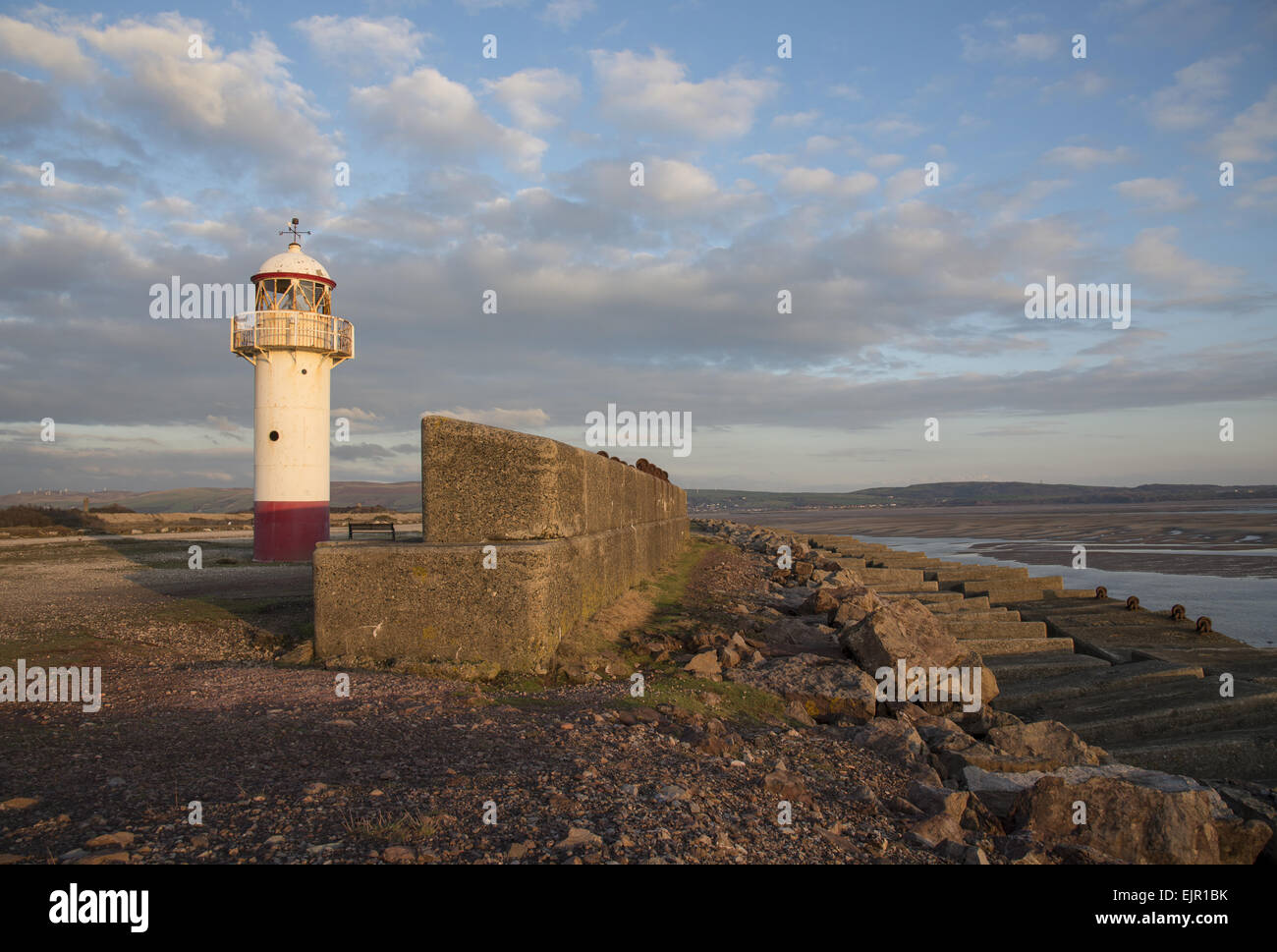 Restaurierten gusseisernen Leuchtturm und Deich, Hodbarrow Leuchtturm, Hodbarrow Punkt, Offshore-Mündung, Haverigg, Cumbria, England, November Stockfoto
