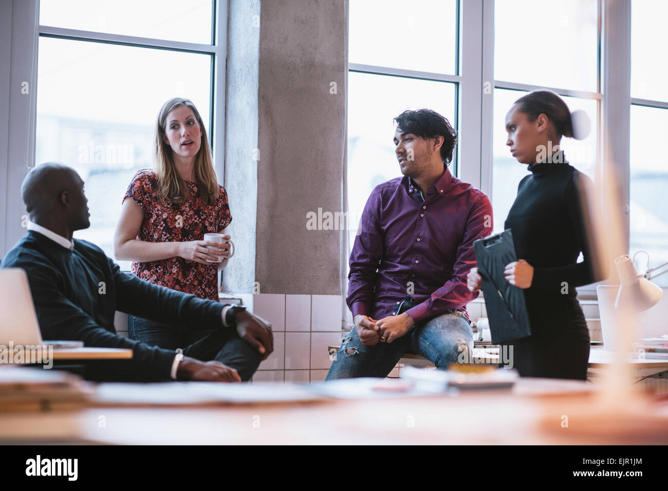 Schuss von vielfältigen Business Team arbeiten im Büro diskutieren. Kreative junge Leute, die neue Business-Projekt zu diskutieren. Stockfoto