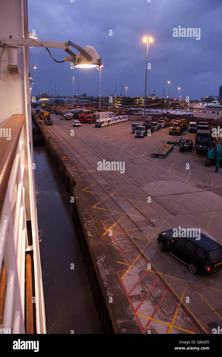 Southampton, UK. 31. März 2015. UK-Wetter: Sturm Winde P & O Oriana in Kai Slam versuchen verursachen, ihrem Liegeplatz am Ocean Terminal bei ihrer Ankunft zurück aus dem Eclipse und Northern Lights Cruise zu erreichen, ist es nun, zu warten, bis die starken Winde, bevor sie mit der richtigen Liegeplatz abate. Bildnachweis: Keith J Smith. / Alamy Live News Stockfoto