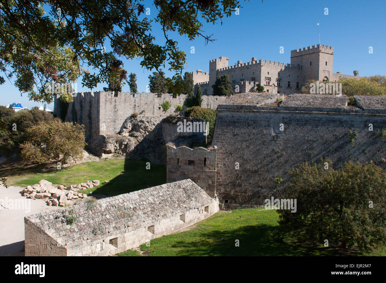 Die byzantinischen Mauern und trockenen Graben die Rhodos Altstadt auf der griechischen Mittelmeer-Insel Rhodos umgeben. Stockfoto