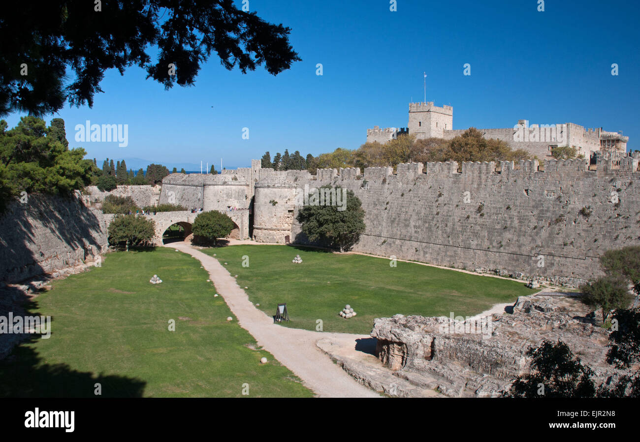 Die byzantinischen Mauern und trockenen Graben die Rhodos Altstadt auf der griechischen Mittelmeer-Insel Rhodos umgeben. Stockfoto