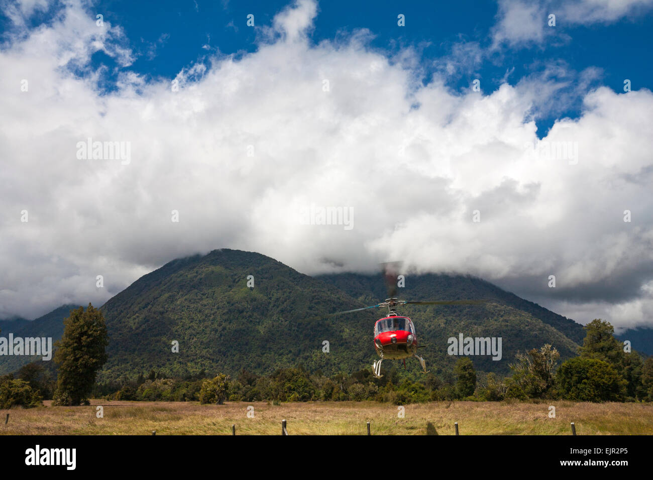 Hubschrauber-Landung zu tanken bereit für die Grand Tour erkunden die Gletscher des Mt Cook und Tasmin, Südinsel, Neuseeland Stockfoto