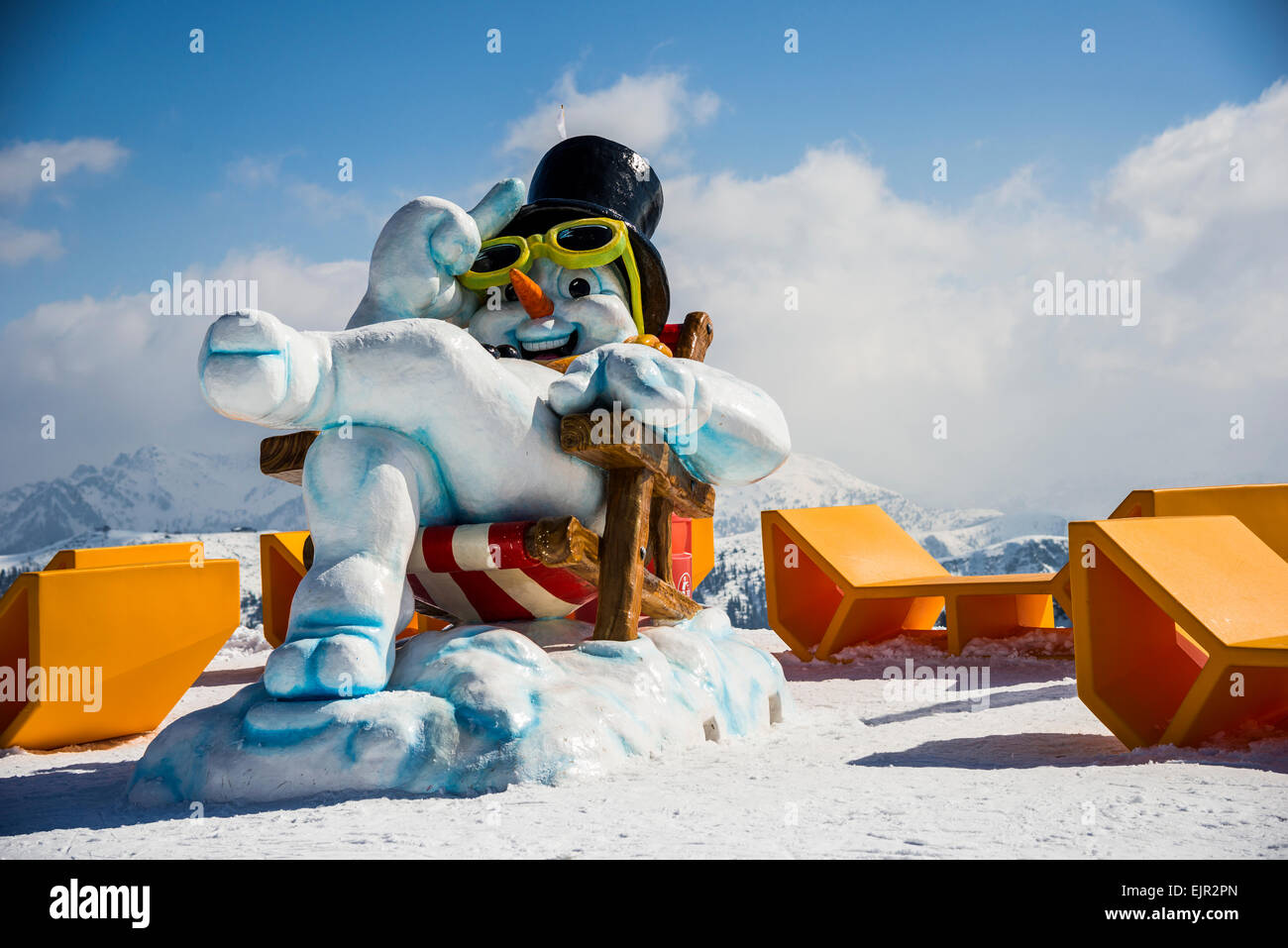 Schneemann mit Sonnenbrille und einem Zylinder sitzt in einem Liegestuhl, ski Resort, Zauchenseee, Flachauwinkel Pongau, Salzburg, Österreich Stockfoto