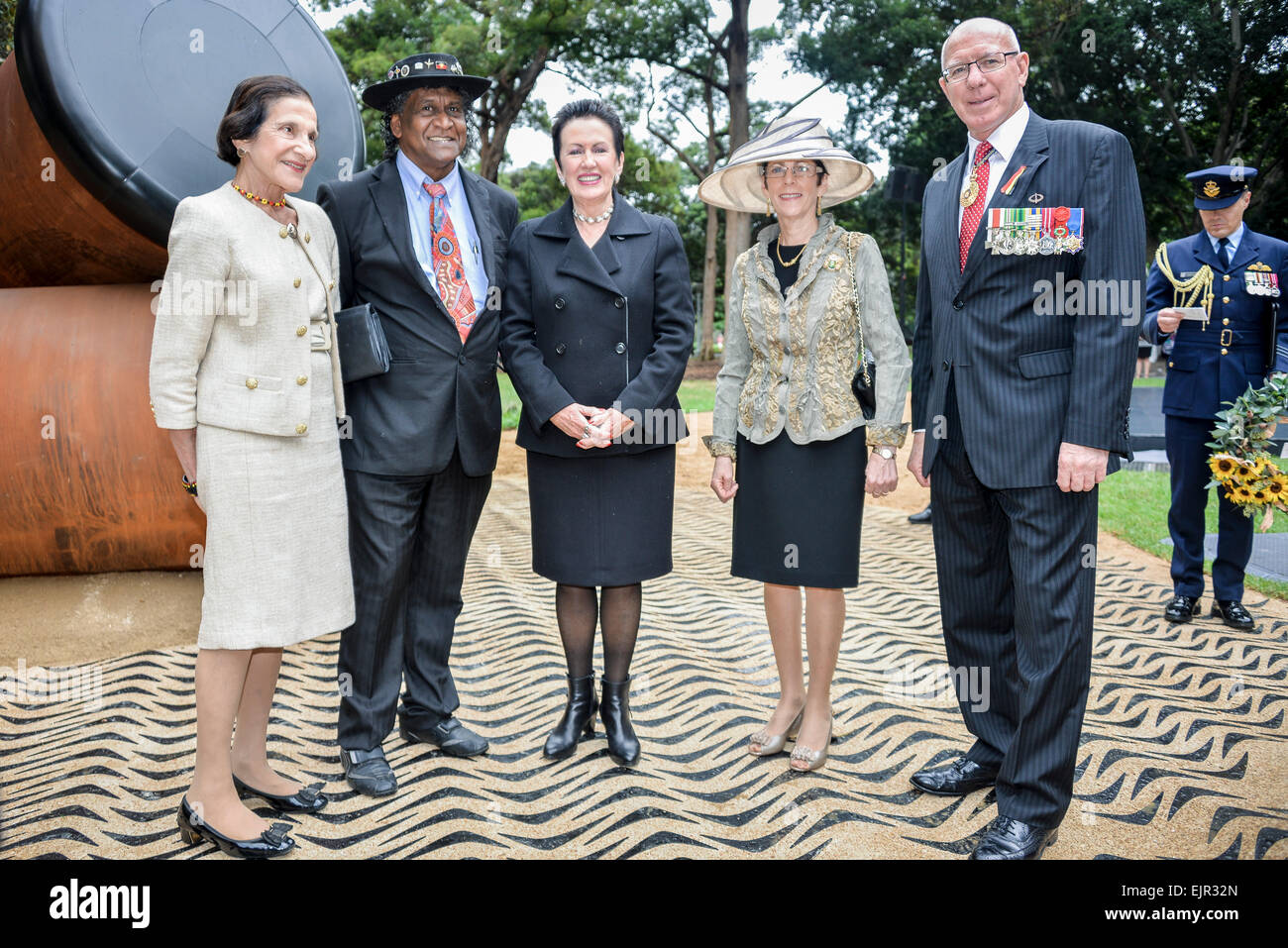 Sydney, Australien - 31. März 2015: (L-R) Professor The Hon Dame Marie Bashir, Pastor Ray Minniecon, Oberbürgermeister von Sydney Clover Moore, Gouverneur von New South Wales allgemeine The Hon. David Hurley und seine Frau während einer Zeremonie zu Ehren indigenen australischen Soldaten in Sydney. . Bildnachweis: MediaServicesAP/Alamy Live-Nachrichten Stockfoto