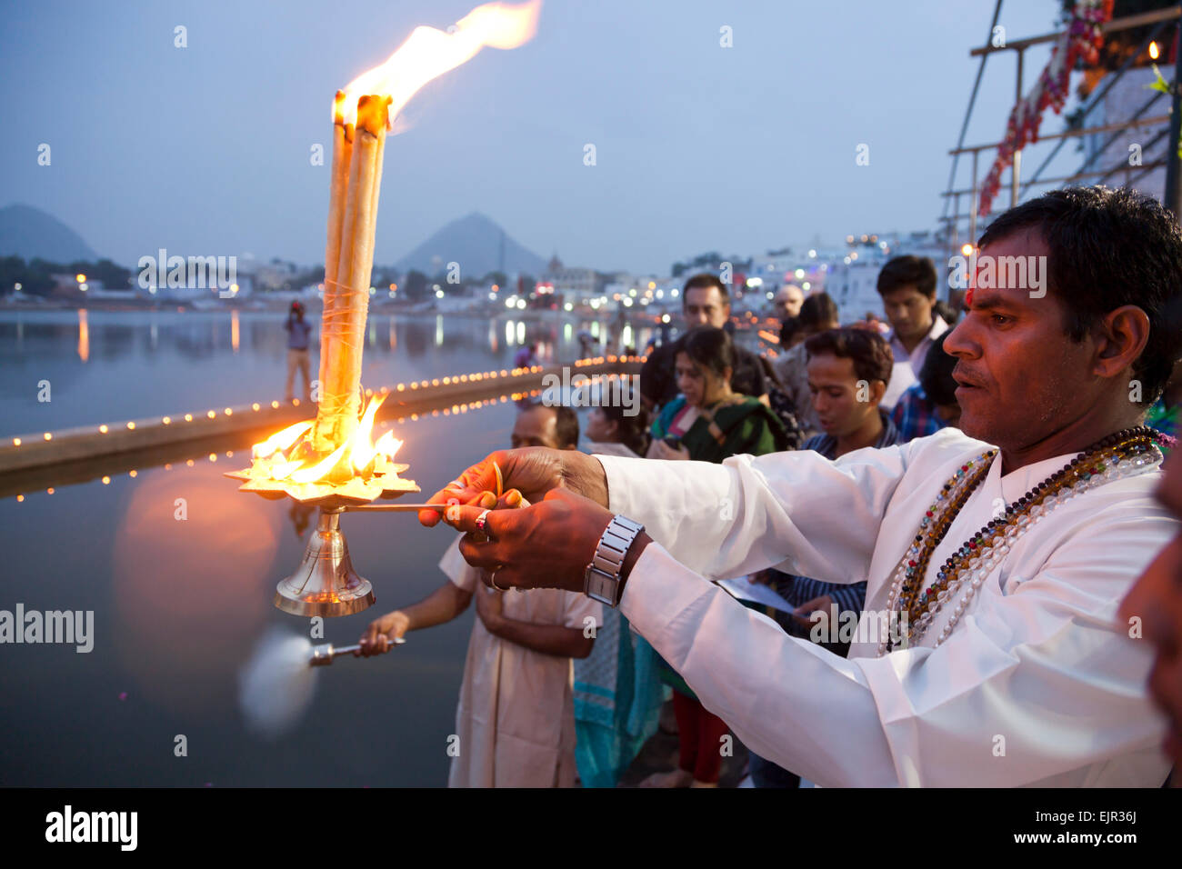 Brahmanen, die Durchführung einer religiösen Zeremonie, Aarti und Deepdan Zeremonie hält eine Öllampe, Heiligen Pushkar-See während der Pushkar Stockfoto
