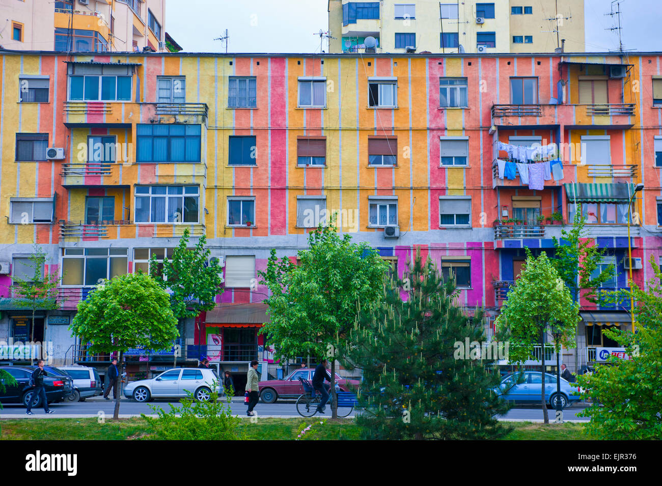Farbenfrohe Gebäude im Zentrum von Tirana, Albanien Stockfoto