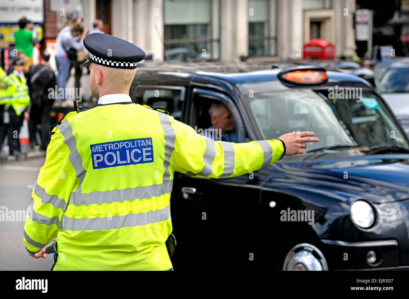 London, England, Vereinigtes Königreich. Schwarzen Taxifahrer bestreiten, 2014. Polizist der Verkehrslenkung Stockfoto