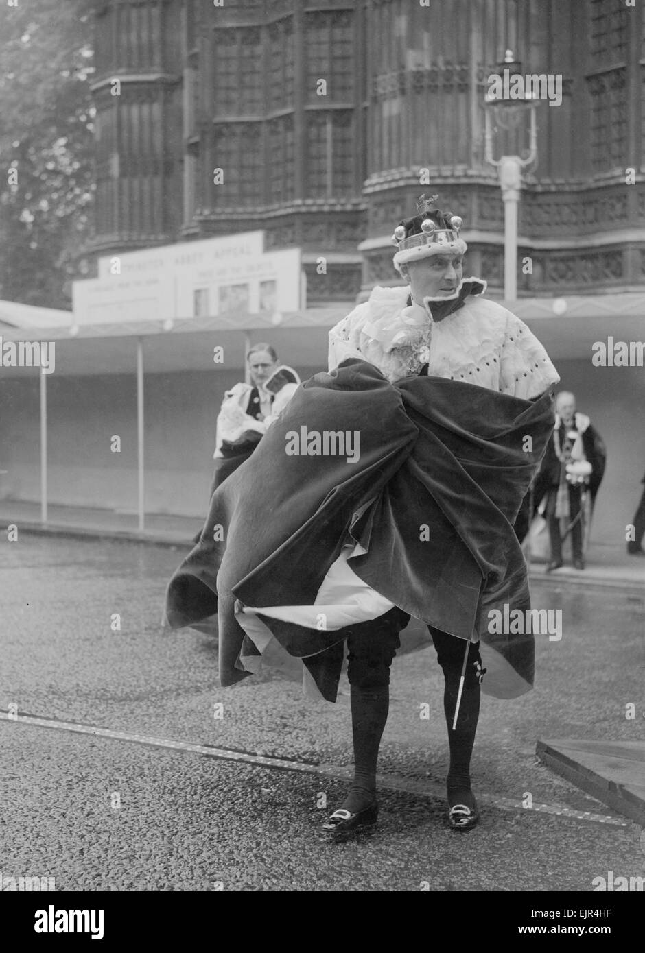 Die Krönung von Königin Elisabeth II. Kollegen Outisde Westminster Abbey, verlassen nach der Zeremonie. 2. Juni 1953. Stockfoto