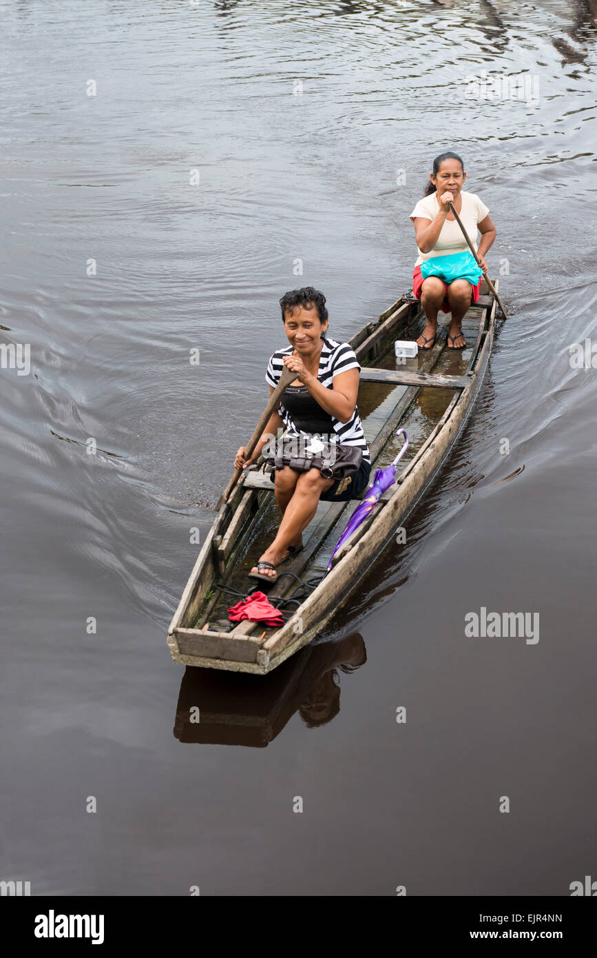 Frauen, Kanufahren auf dem Nickerie River, Wageningen, Suriname Stockfoto