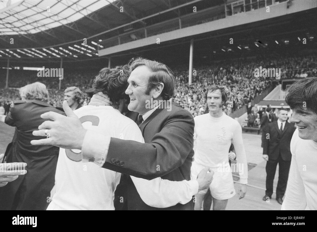 FA Cup-Finale 1972 6. Mai 1972 Leeds United Manager Don Revie gratuliert seinem team nach ihrer Null Sieg gegen Arsenal in der 1972-FA-Cup-Finale. Lokalen Caption *** Watscan--01.11.2010 Stockfoto