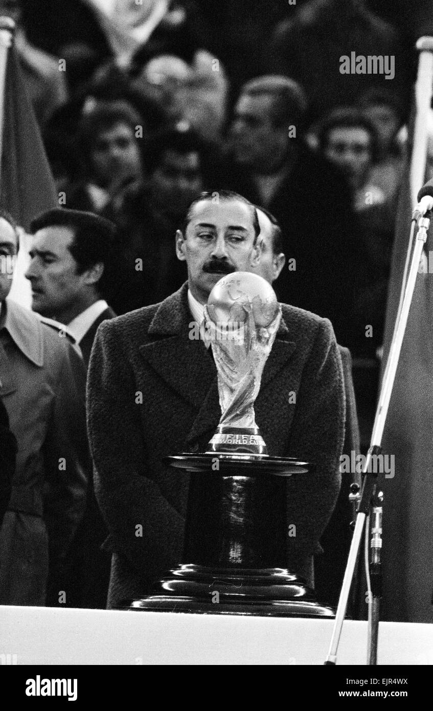 1978-World-Cup-Finale in Buenos Aires, Argentinien. Argentinien 3 V Holland 1. Argentinien Präsident Jorge Videla befasst sich mit WM-Pokal auf dem Display, warten auf die Gewinner des Spiels. 25. Juni 1978. Lokalen Caption *** Stockfoto